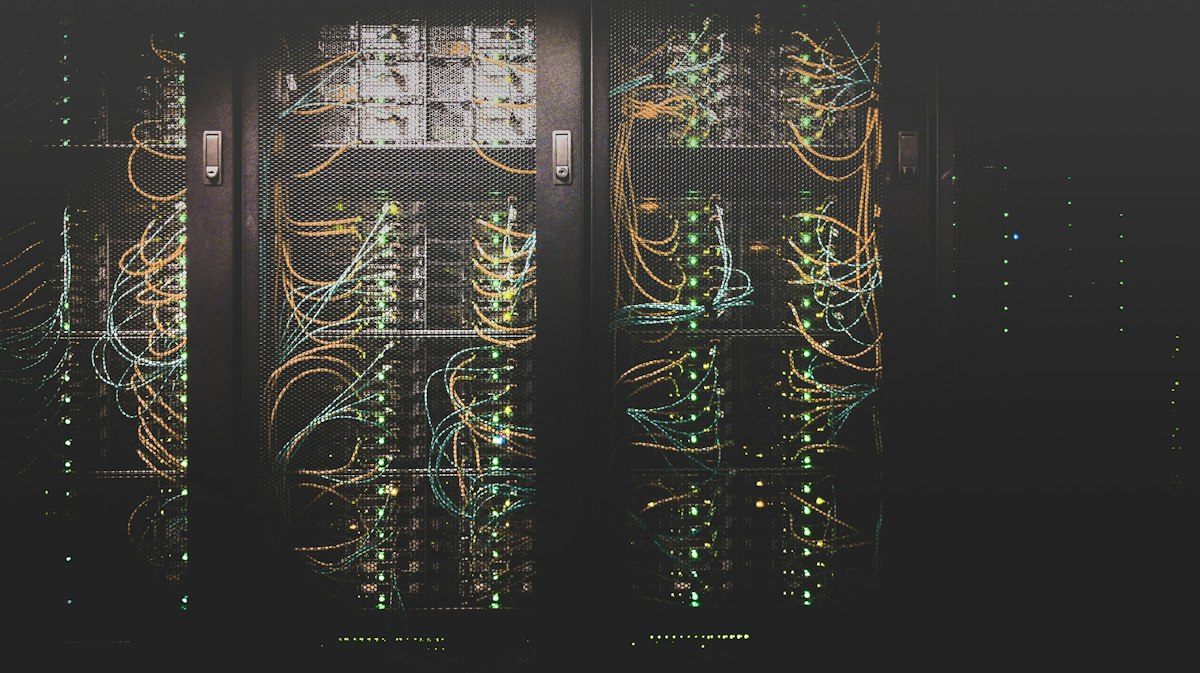 Perangkat keras server rak berkecepatan tinggi di pusat data BRO138